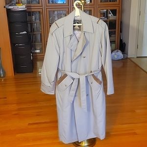 This is a brand new tranch coat.Never been worn.